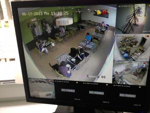 Обзор помещения на экране с камеры видеонаблюдения