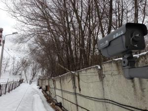 Наружная камера видеонаблюдения на заборе
